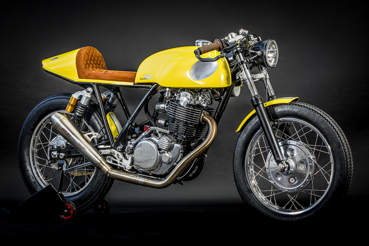 gelbes Custom Motorrad Speedbox One Studioaufnahme seitlich