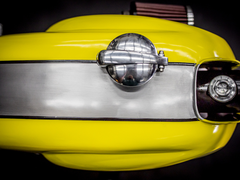 Custom Motorrad Speedbox One - Tank aus Vogelperspektive in silber-gelb