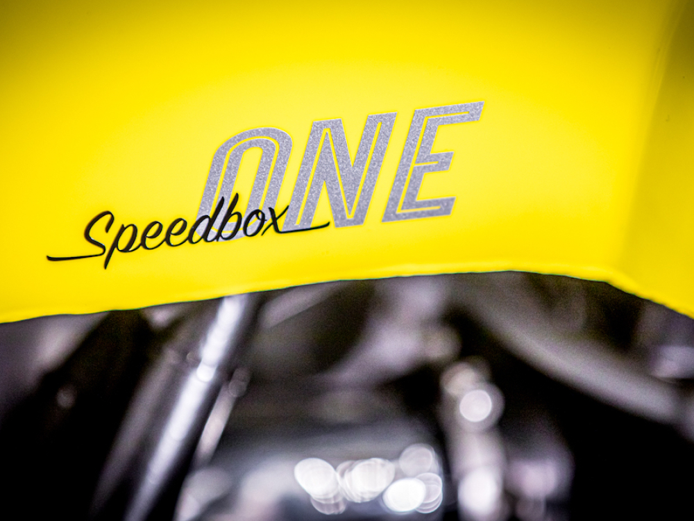 Logo der Speedbox One auf Custom Motorrad in Nahaufnahme