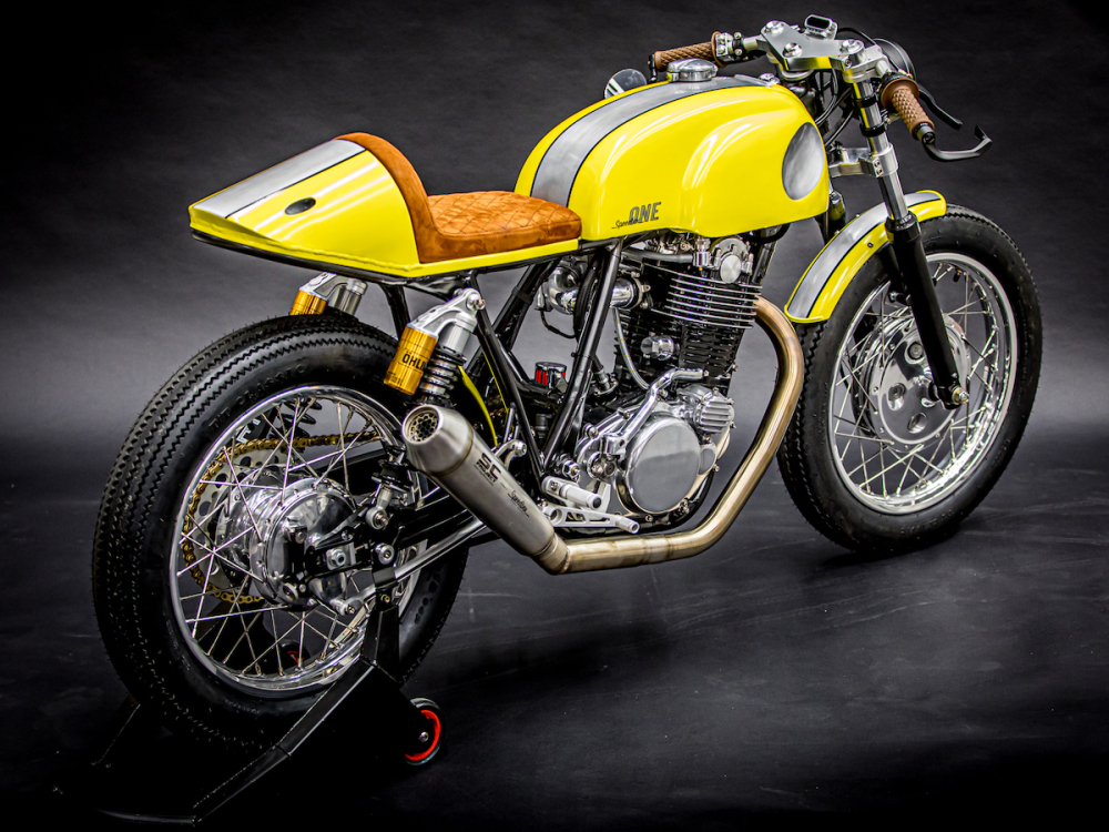 Custom Motorrad Speedbox One Shooting Studiobild seitlich gelb