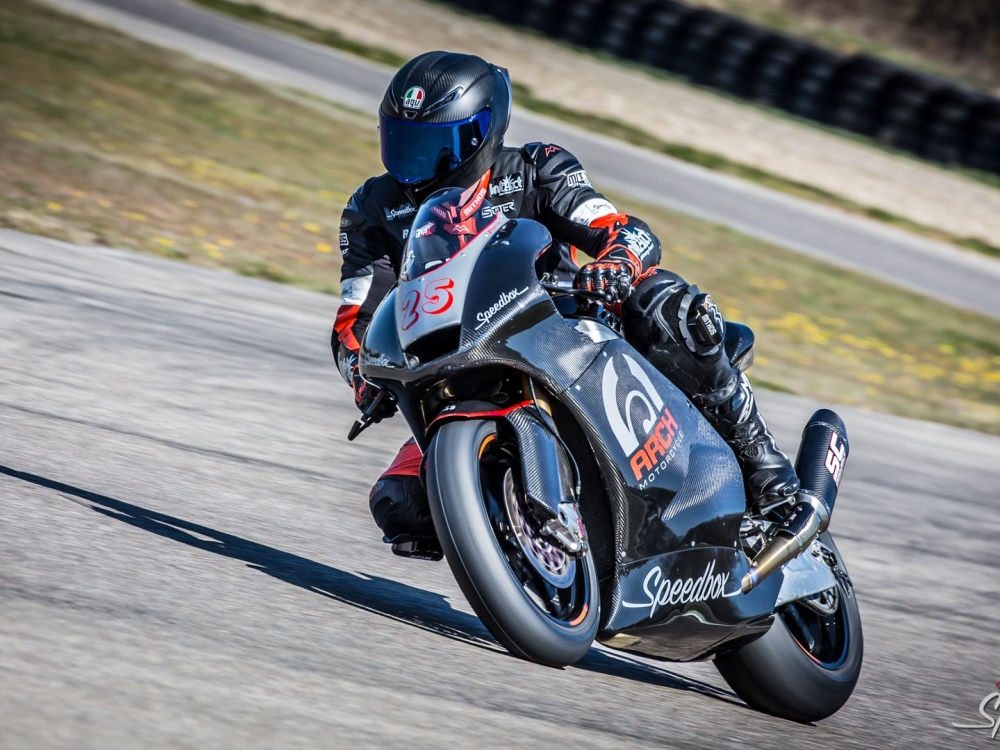 Motorrad auf einer Rennstrecke an Trackday mit Speedbox