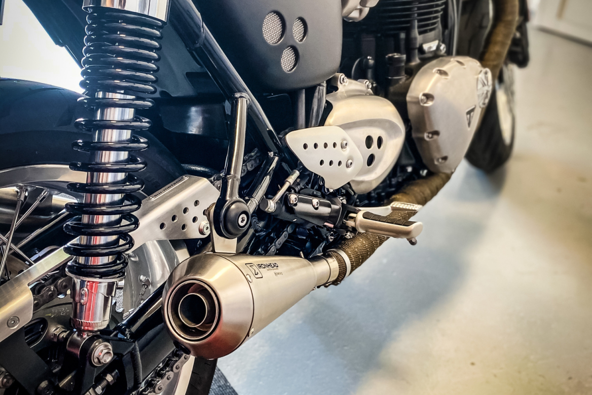 Triumph Thruxton Schwarz mit Motor und Auspuff – Customizing Motorrad