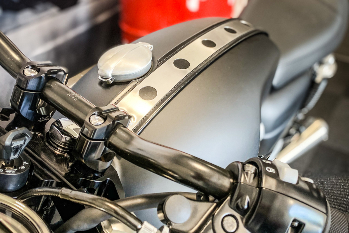 Triumph Thruxton Schwarz Tankansicht frontal – Customizing Motorrad