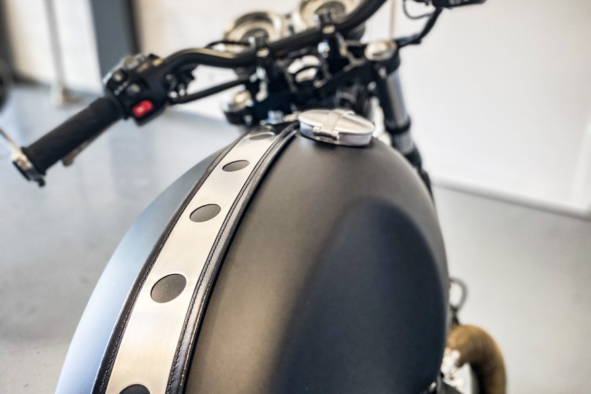 Triumph Thruxton Schwarz Tankansicht – Customizing Motorrad