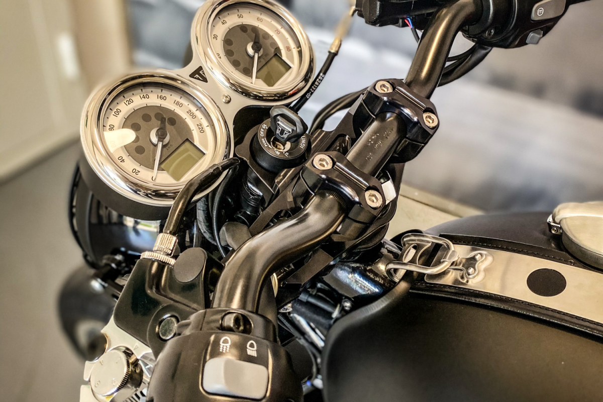 Triumph Thruxton Schwarz mit Analoger Geschwindigkeitsanzeige und Lenker – Customizing Motorrad