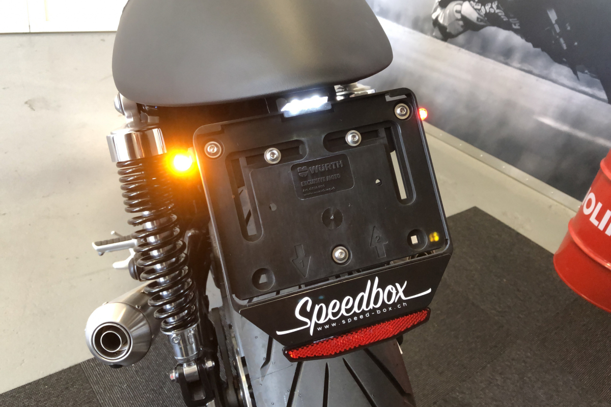 Triumph Thruxton Schwarz mit Nummernschildhalter und Blinker von hinten – Customizing Motorrad