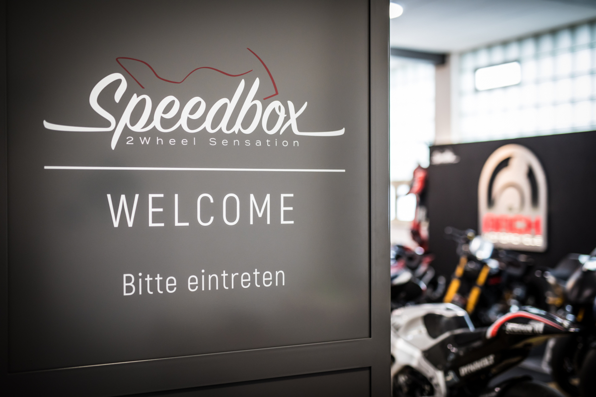 speedbox_showroom_marquez_moto2_suter_2_