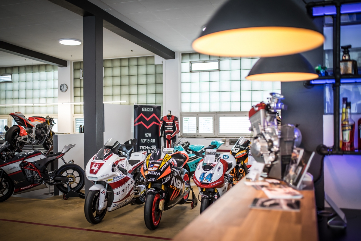 speedbox_showroom_racer