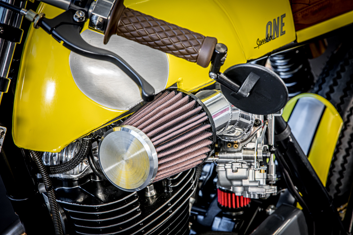 gelbes Custom Motorrad Speedbox One Studioaufnahme Luftfilter Customizing