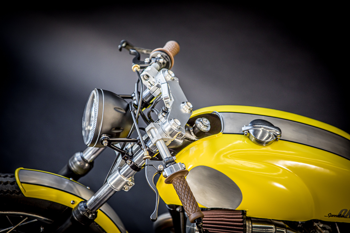 gelbes Custom Motorrad Speedbox One Studioaufnahme Detailaufnahme Frontscheinwerfer customizing
