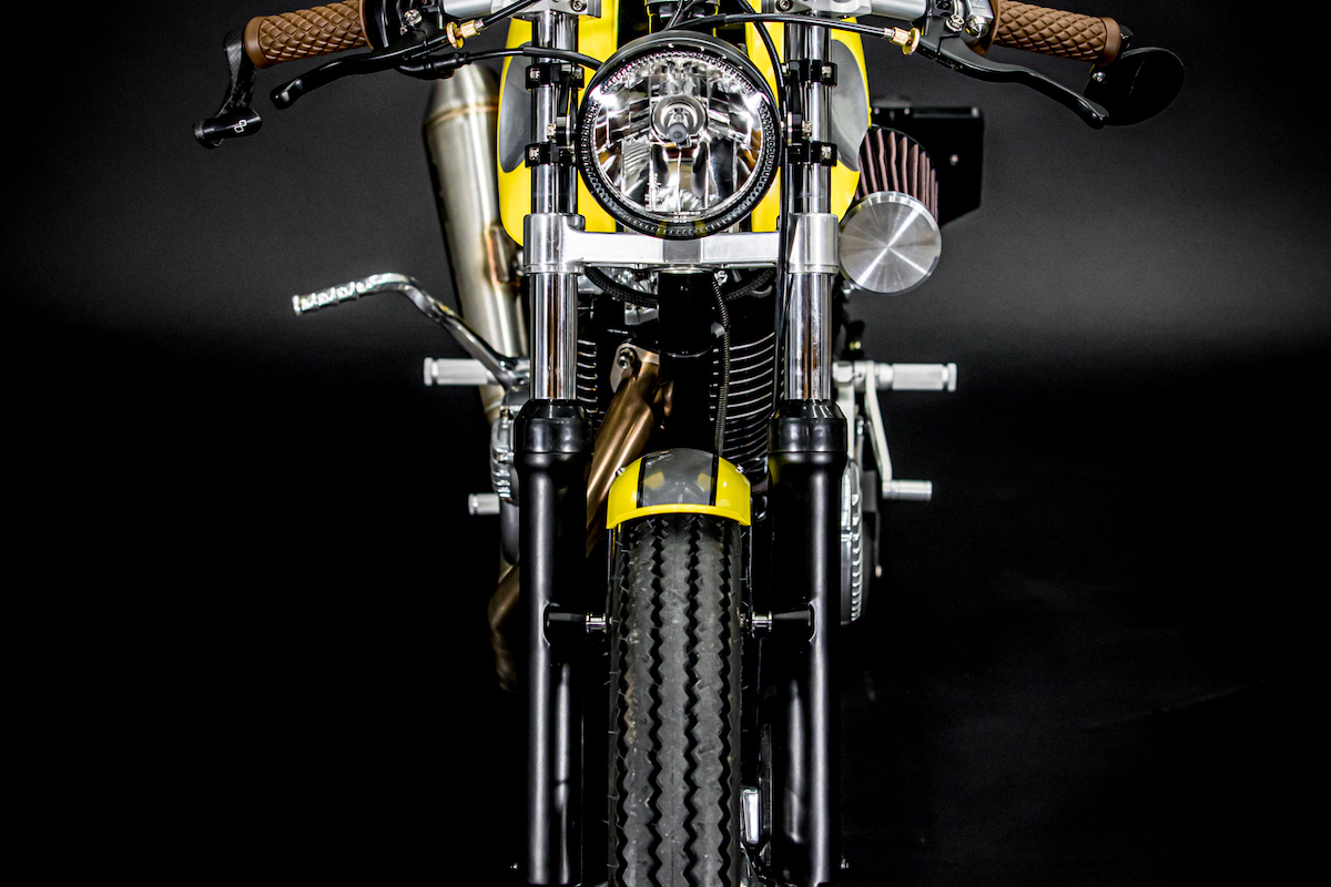 gelbes Custom Motorrad Speedbox One Studioaufnahme front vorne