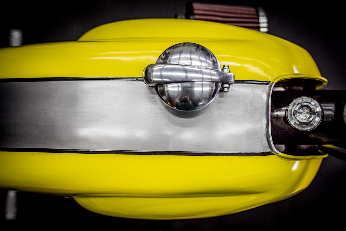 Custom Motorrad Speedbox One - Tank aus Vogelperspektive in silber-gelb