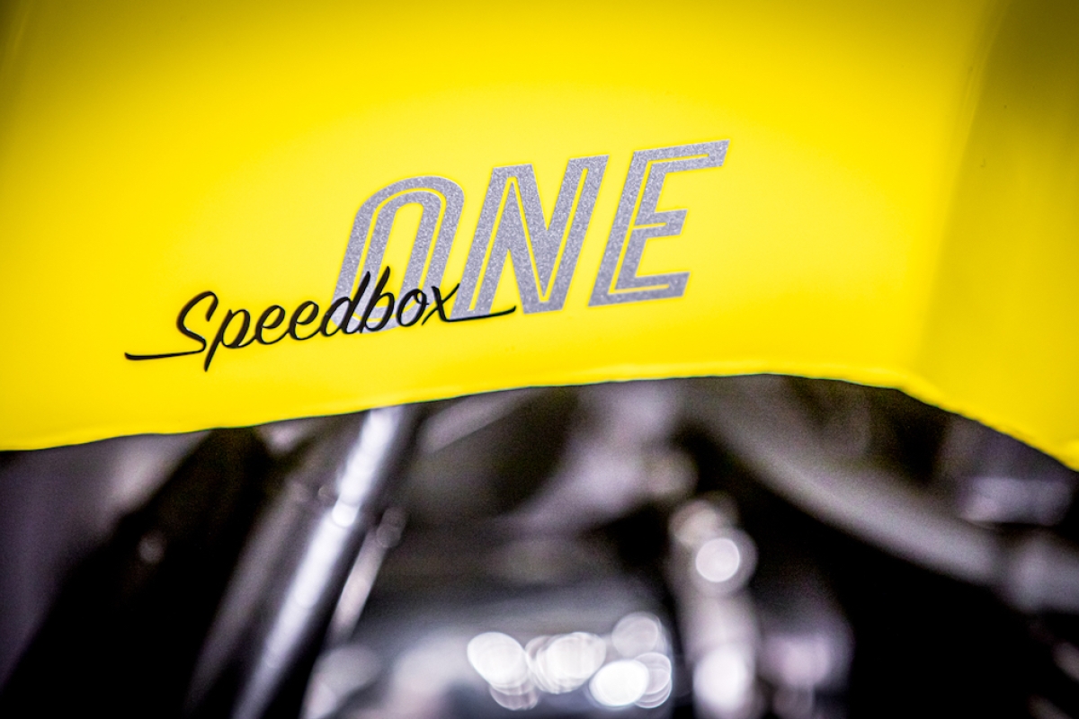 Logo der Speedbox One auf Custom Motorrad in Nahaufnahme