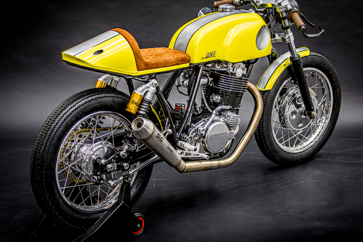 Custom Motorrad Speedbox One Shooting Studiobild seitlich gelb