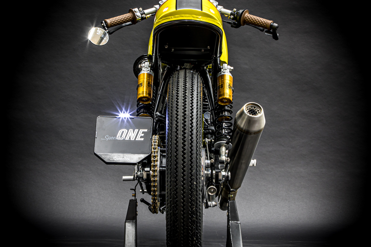 gelbes Custom Motorrad Speedbox One Studioaufnahme hinten