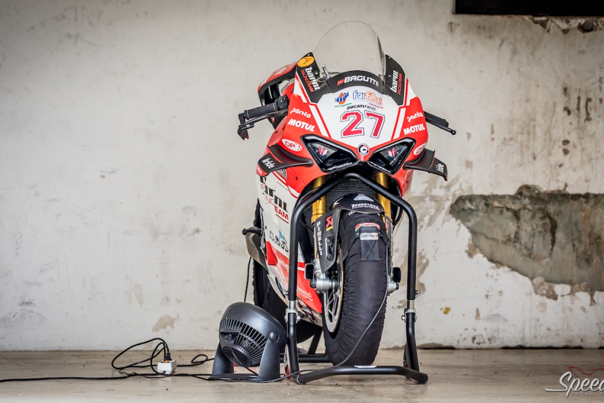 Rennmotorrad vor Betonmauer auf Rennstrecke an Speedbox Trackday