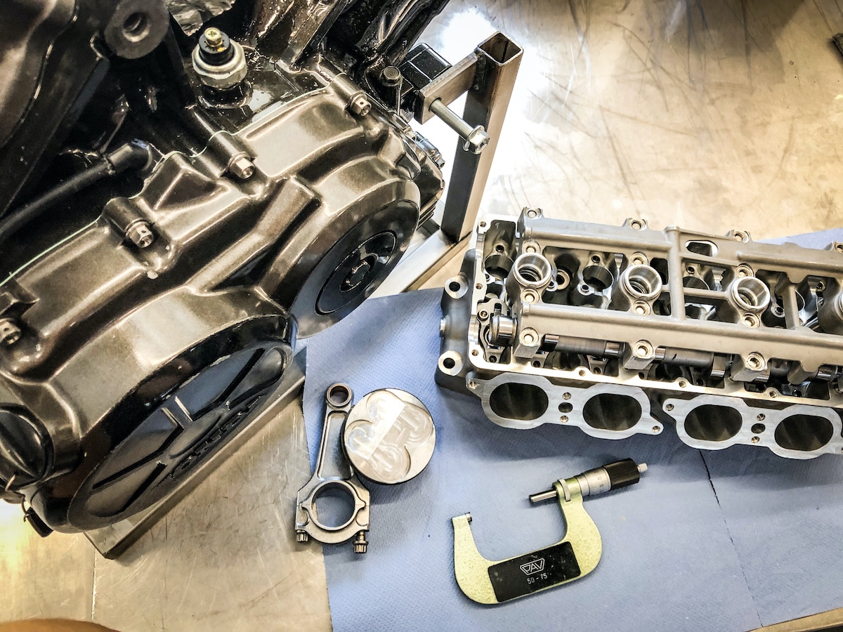 Motorrevision in der Werkstatt von Speedbox bei Zürich